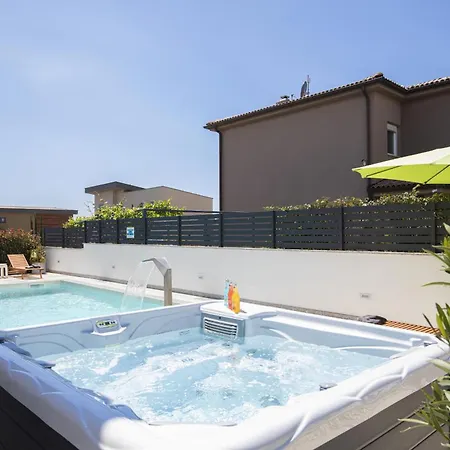 Gusto 4*.pool With Waterfall&jacuzzi. *